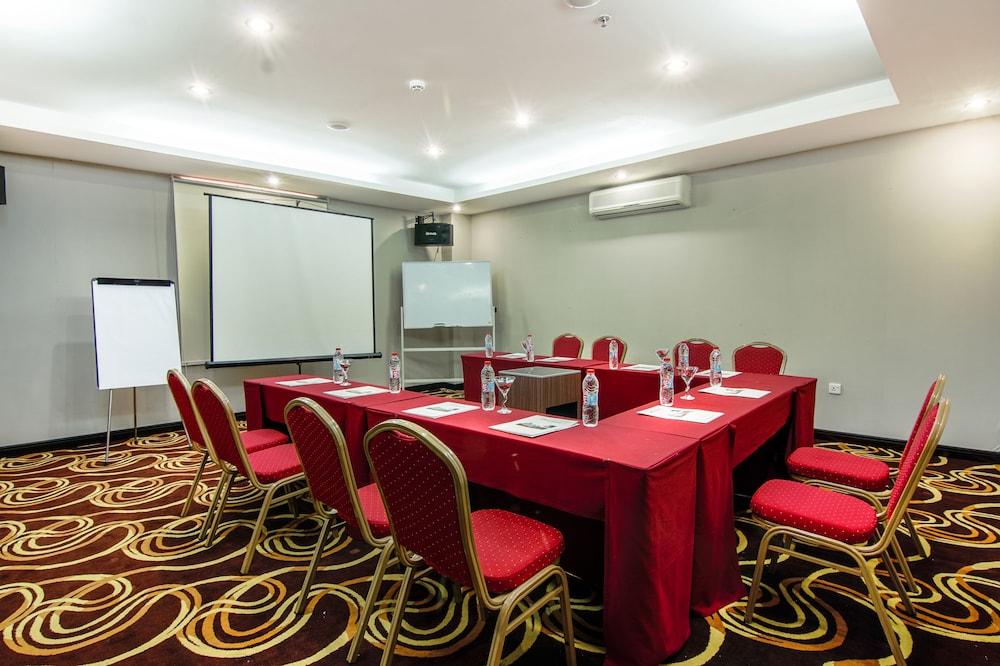 Grand Eska Hotel & Suites Batam Нагоя Екстериор снимка